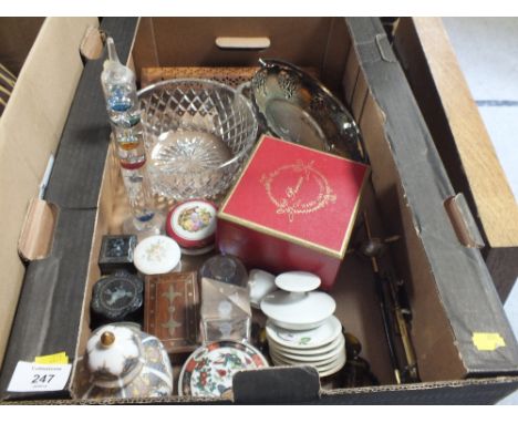 A TRAY OF CERAMICS AND GLASS ETC. TO INCLUDE A THOMAS WEBB CRYSTAL BOWL, TRINKET POTS ETC. 