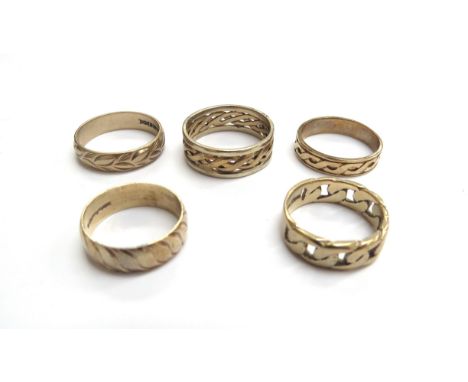 Five 9ct gold rings all with pierced or engraved decoration, sizes, R, K,O, P and L, 14.9g 