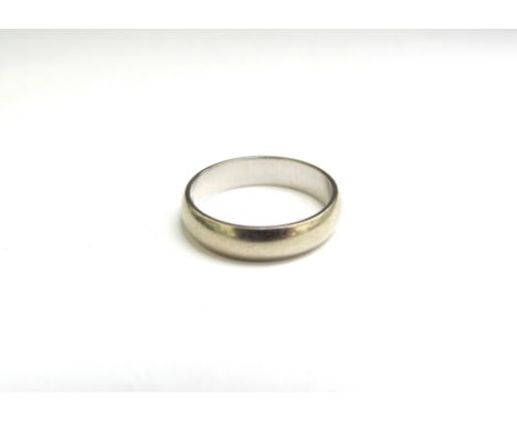 An 18ct white gold band. Size K, 3.3g 