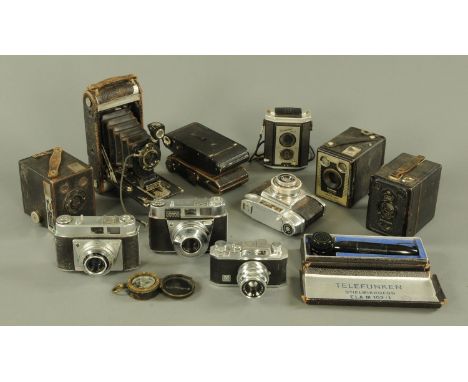 A collection of vintage cameras to include a Zeiss Ikon box-tengor with Goerz Frontar lens, a Halina 35X and 6-4, Kodak Retin