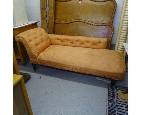 An Edwardian button-back upholstered chaise longue 