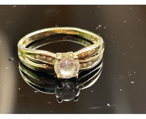 9ct Gold ring set with cz stones Size M 1.7g 