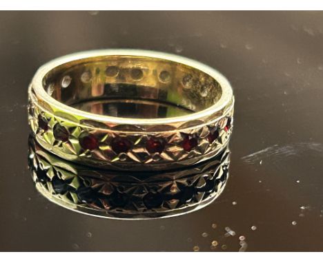 9ct Gold ring set wth garnets Size M 2.8g 