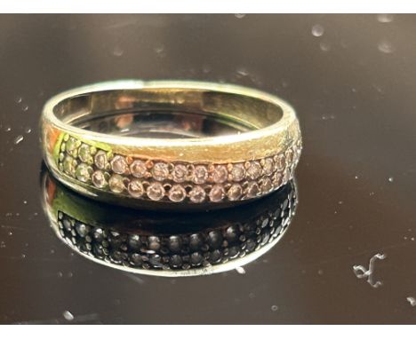 9ct Gold ring set with cz stones Size M 1.3g 