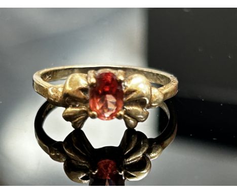 9ct Gold ring set with red stone Weight 1.6g Size M 