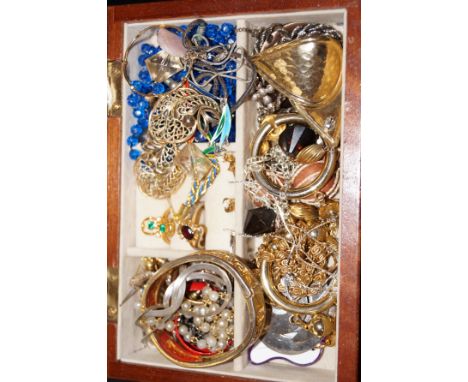 Jewellery box with good collection of costume jewellery 