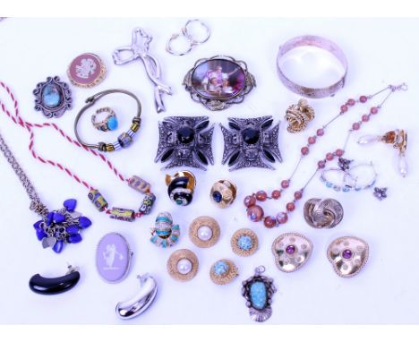 A COLLECTION OF JEWELLERY including a painted panel brooch, Trifari hoop earrings, silver gilt bangle, Wedgwood cameo brooche