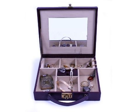 A SELECTION OF COSTUME JEWELLERY and gold jewellery to include rings, a locket, white metal thimble holder, 15ct amethyst bar