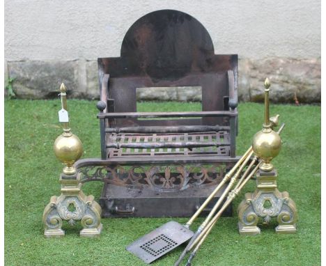 A GEORGIAN DESIGN FIRE GRATE, early 20th century, the oblong basket with plain raised back, curved steel apron below pierced 