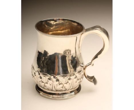 AN EARLY GEORGE II SILVER MUG, maker Robert Makepiece, Newcastle 1728, of baluster form with double "C" scroll handle, the lo