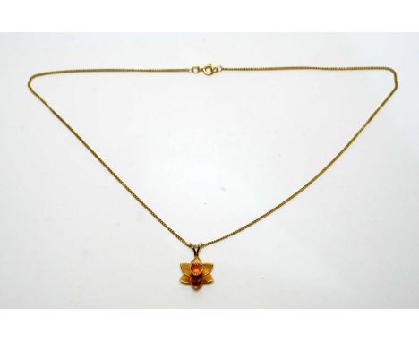 A 9ct yellow gold daffodil pendant, on 9ct gold fine link chain, 4.7g. 