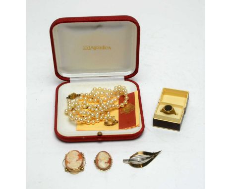 A selection of jewellery items, including: a 9ct yellow gold and onyx signet ring, 4.6g gross; a 9ct yellow and white gold le
