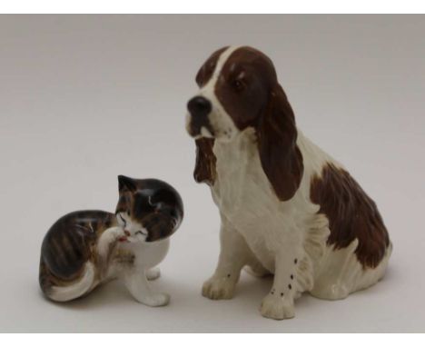 A ROYAL DOULTON CERAMIC SEATED LIVER &amp; WHITE SPANIEL, 10.5cm high, together with a Royal Doulton kitten, licking it's paw