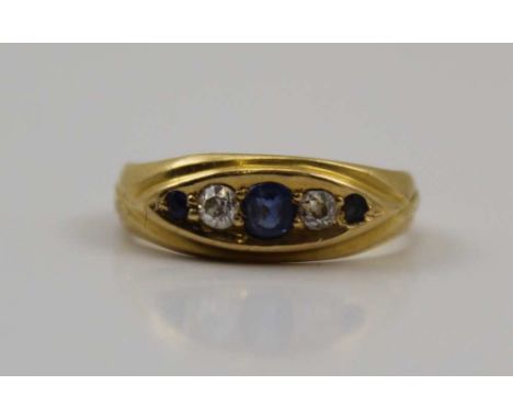 AN 18CT GOLD DIAMOND &amp; SAPPHIRE RING, 2.7g 