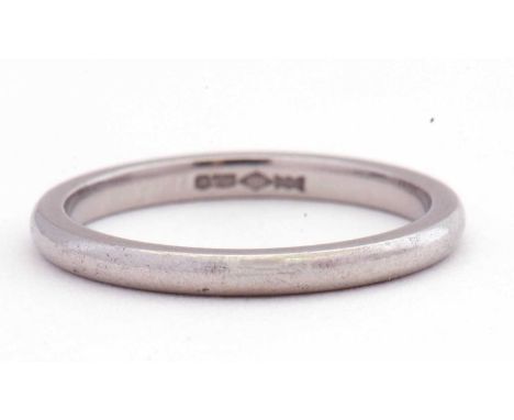 Platinum wedding ring of plain polished design, stamped 950, 3gms, size J/K