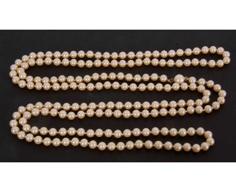 Cultured pearl necklace of opera length, beads of uniform size, 70cm long