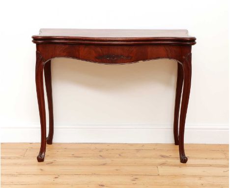 A George III Hepplewhite period mahogany card table, with a solid mahogany serpentine fold-over top, revealing a baize inset 