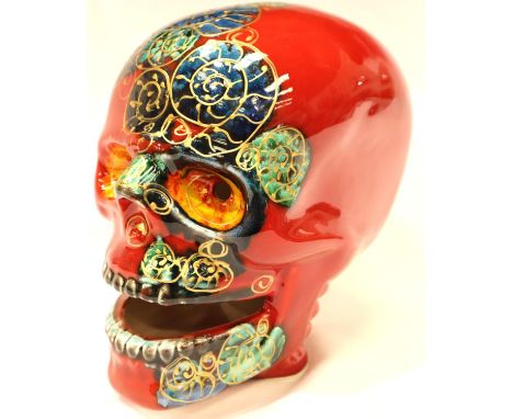 Anita Harris skull, signed in gold, H: 17 cm. P&P Group 2 (£18+VAT for the first lot and £3+VAT for subsequent lots)Condition