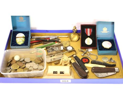 Tray of collectables to include coins and penknives. P&amp;P Group 2 (£18+VAT for the first lot and £3+VAT for subsequent lot