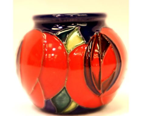 Moorcroft vase in the Red Rose pattern, H: 5 cm. P&P Group 1 (£14+VAT for the first lot and £1+VAT for subsequent lots)Condit