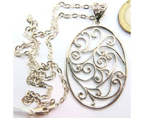 Silver chain with large oval silver pendant, combined 18g. P&amp;P Group 1 (£14+VAT for the first lot and £1+VAT for subseque