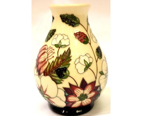 Moorcroft vase in the Bramble Revisited pattern, H: 14 cm. P&P Group 1 (£14+VAT for the first lot and £1+VAT for subsequent l