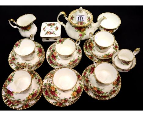 Quantity of Royal Albert Old Country Roses teaware, first quality, mainly 1962 back stamp. Not available for in-house P&amp;P