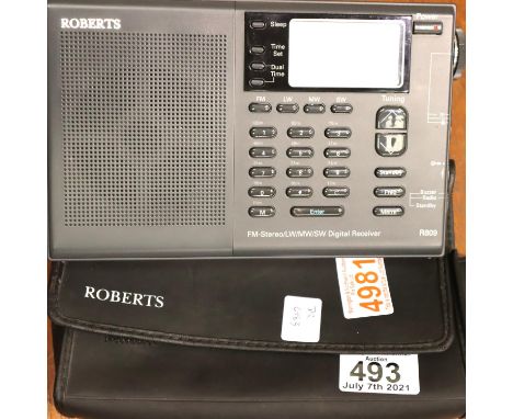 Roberts R809 Digital world band radio receiver in case with mains power lead. P&P Group 2 (£18+VAT for the first lot and £3+V