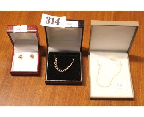 Ladies 9ct Gold Chain link bracelet, Fine Gold Chain and a Pair of Tri Colour studs