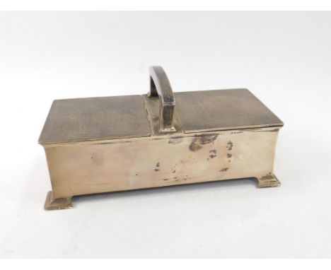 A George V silver twin division cigarette box, with carrying handle, with engine turned decoration, raised on bracket feet, B