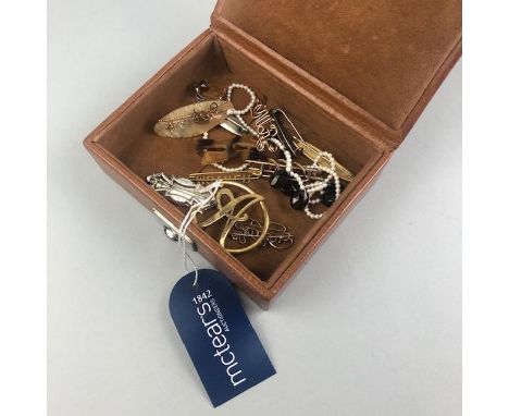 LOT OF VINTAGE AND ANTIQUE JEWELLERY, in case