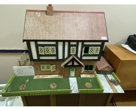 VINTAGE DOLLS HOUSE