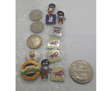 Mixed enamel badges to include Gollies and coins. (14)  P&amp;P Group 1 (£14+VAT for the first lot and £1+VAT for subsequent 