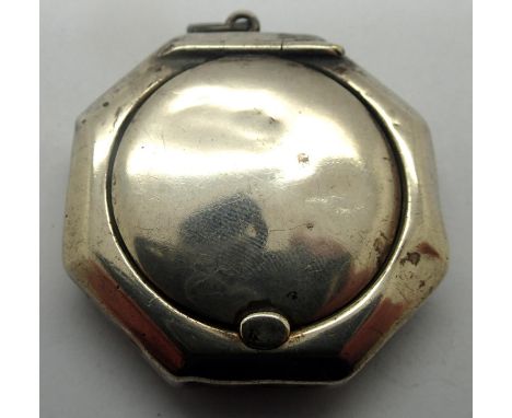 Silver octagonal snuff box, D: 40 mm, 16g. P&amp;P Group 1 (£14+VAT for the first lot and £1+VAT for subsequent lots) 