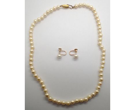 Pearl necklace with a 9ct gold clasp and matching screw back earrings, chain L: 45 cm, combined 26.0g. P&amp;P Group 1 (£14+V