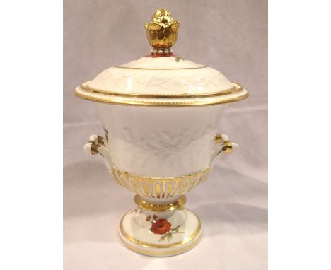 Chamberlain Worcester twin handled lidded urn, H: 19 cm. small chip to gilded finial, no other damages. P&amp;P Group 2 (£18+