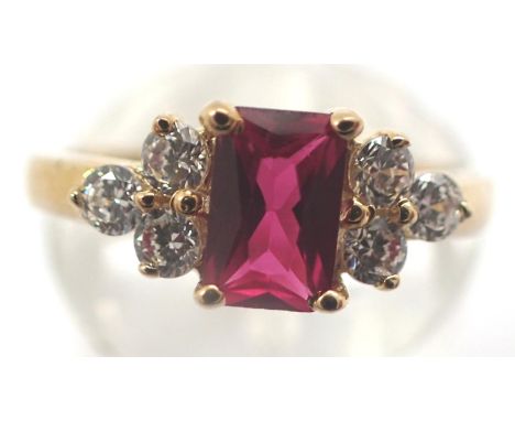 9ct gold ring set with a single central ruby and clear stone set shoulders, size J/K, 2.1g. P&amp;P Group 1 (£14+VAT for the 