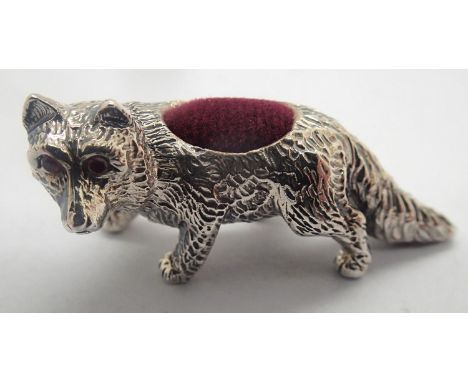 925 silver fox pin cushion with stone set eyes, L: 40 mm. P&amp;P Group 1 (£14+VAT for the first lot and £1+VAT for subsequen