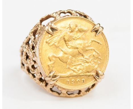 A 1903 half sovereign in 9ct gold ring, 10.4g