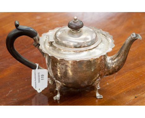 A silver bachelors teapot, London 1916 (approx 341g) 