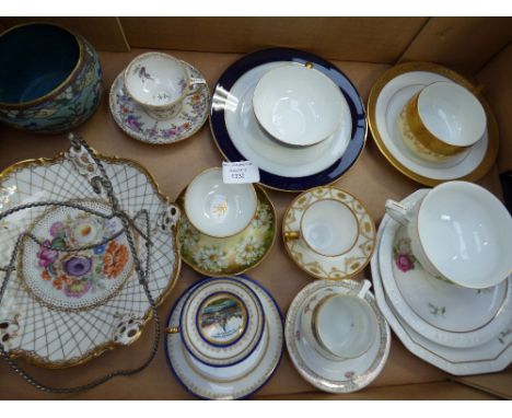 A group of cabinet cups/saucers 