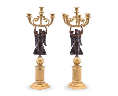 Paar 6-flamm. Girandolen,Frankreich um 1820. Bronze, vergoldet und teils bruniert. Jeweils hoher Sockelaufbau m. fein reliefi