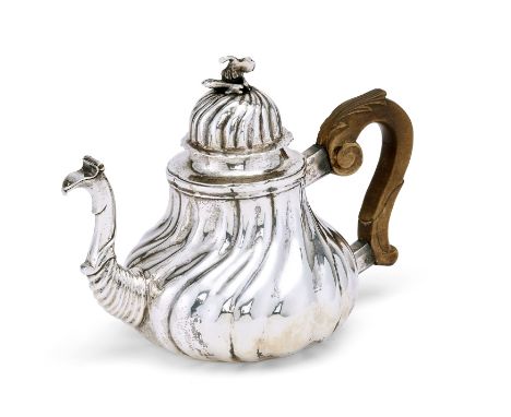 Kl. Teekanne, Barock, Augsburg um 1752.Silber. Beschau Augsburg m. Jahresbuchstabe "K" (f. 1751-'53), Meistermarke f. Joh. Ch