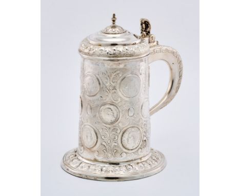 Gr. Münzhumpen, Barock-Stil, Hanau 20. Jh.Silber, innen vergoldet. Zylindr. Korpus auf gr. Standring. Obenauf gewölbter Klapp