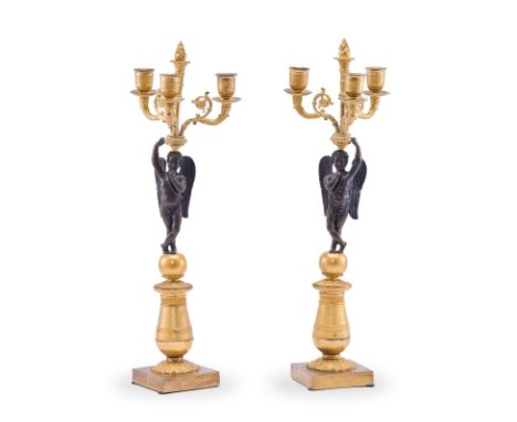 Paar 3-flamm. Leuchter, Paris 19. Jh.Bronze, vergoldet und dunkel patiniert. Jeweils hoher Sockelaufbau aus birnförm. Schaft 