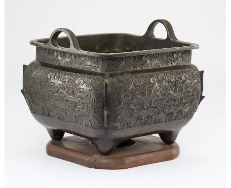 Cachepot, China wohl 19. Jh.Bronze, dunkel patiniert. Quadrat. Form m. bauchiger Wandung u. gerundeten Ecken, unten in 4 spit