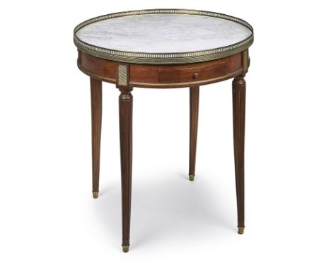 Runder Guéridon, Louis-XVI-Stil, Frankreich19. Jh. Mahagoni massiv u. furniert. In der Zarge 2 kl. Schübe u. 2 Ausziehböden m