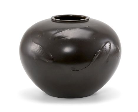 Kugelvase "Koi", Japan/ Meji um 1900.Bronze, braun patiniert, feine Goldeinlagen. Korpus in leicht gedrückter Kugelform, nach