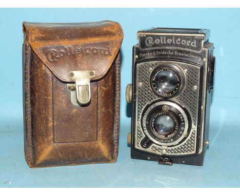 A Rolleicord 1 Art Deco TLR camera with diamond pattern, serial no.014563, with Carl Zeiss Triota f4.5 7.5cm lens, in leather