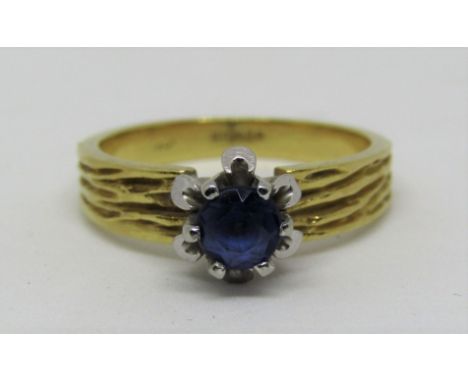 Vintage 18ct ring claw set with tanzanite, with textured shank, size K, 4.1g